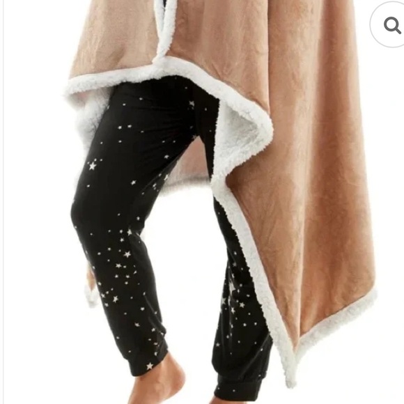 Socialite Hooded Sherpa Throw Poncho - Picture 5 of 8